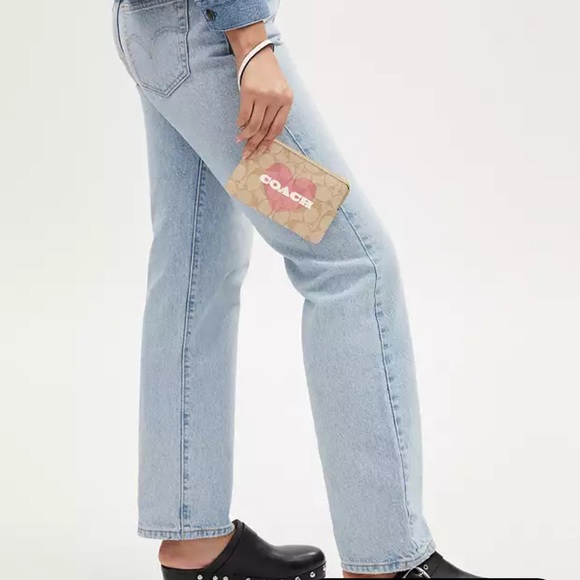 ‼️Still in a original package ‼️ Coach Corner Zip Wristlet With Heart Print - Picture 5 of 5